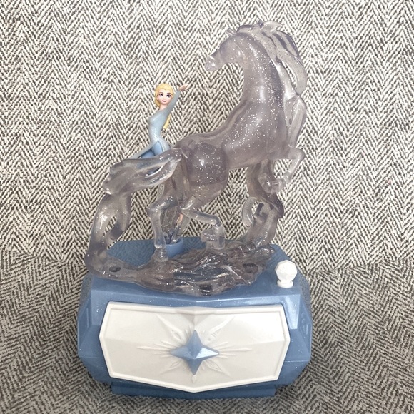 Disney Frozen 2 Elsa & Water Nokk Jewelry Box with Snowflake Ring - Picture 1 of 4